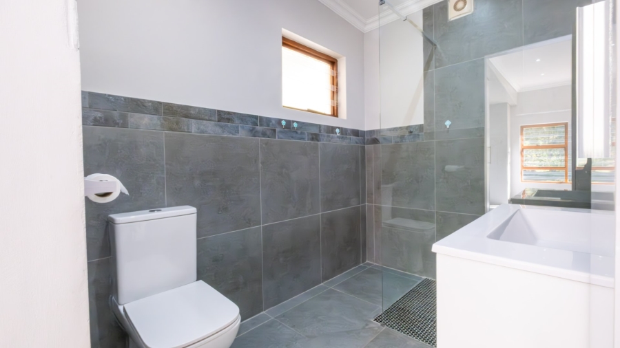5 Bedroom Property for Sale in Sedgefield Central Western Cape